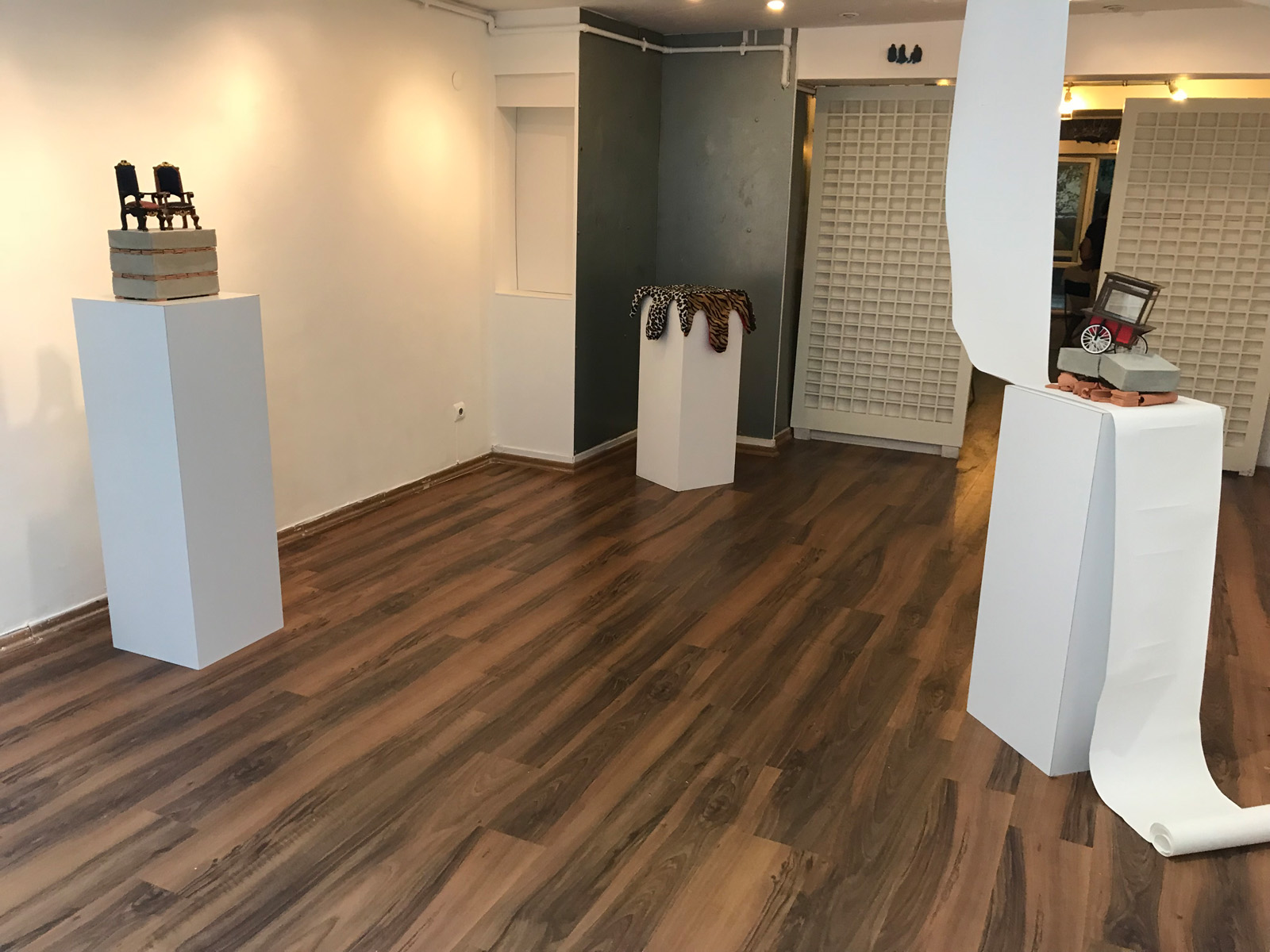 Bir Göçebe Masalcı sergisinin Halka Sanat Projesi alt galerisindeki yerleştirme görünümü