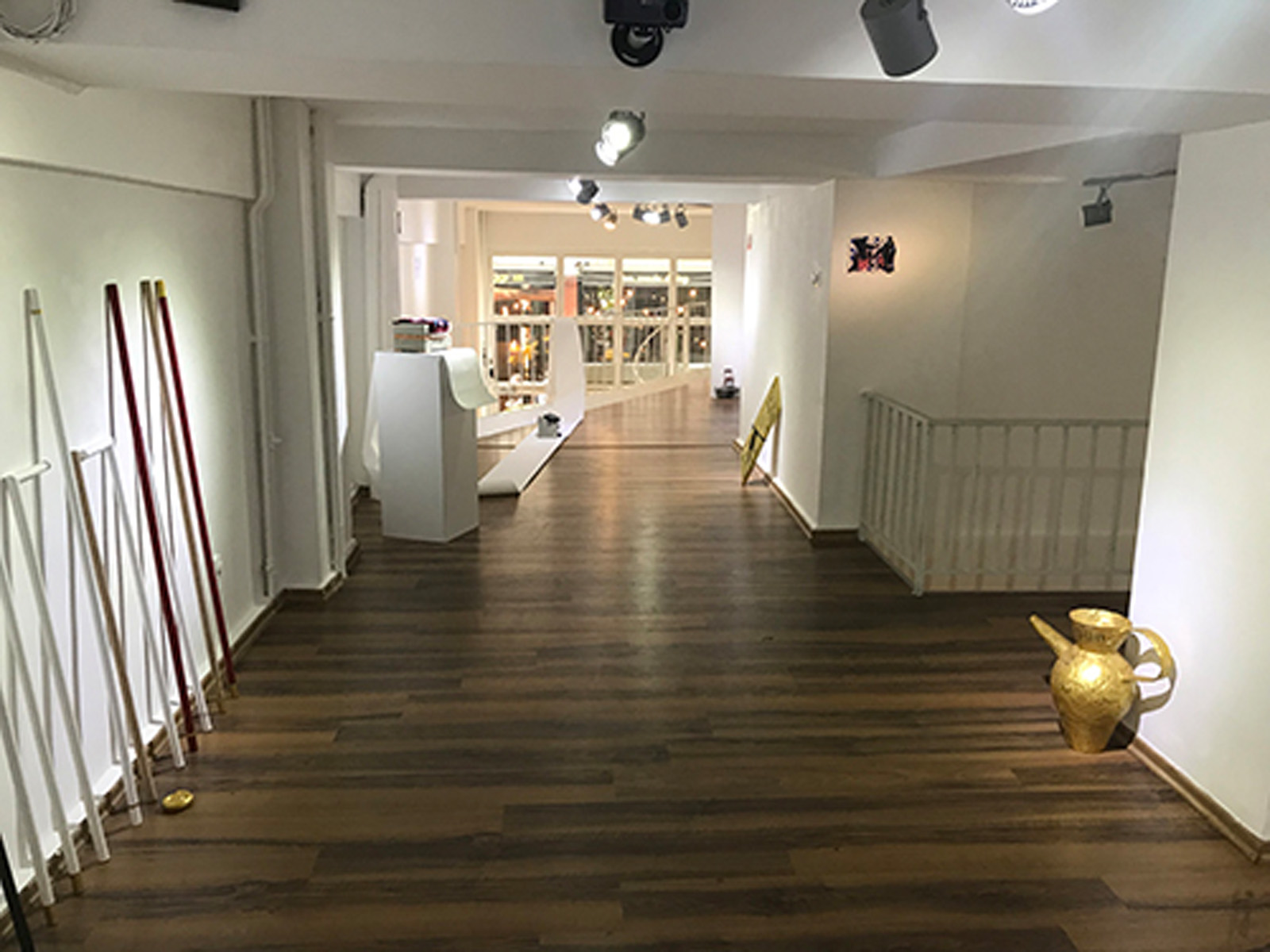 Bir Göçebe Masalcı sergisinin Halka Sanat Projesi üst galerisindeki yerleştirme görünümü